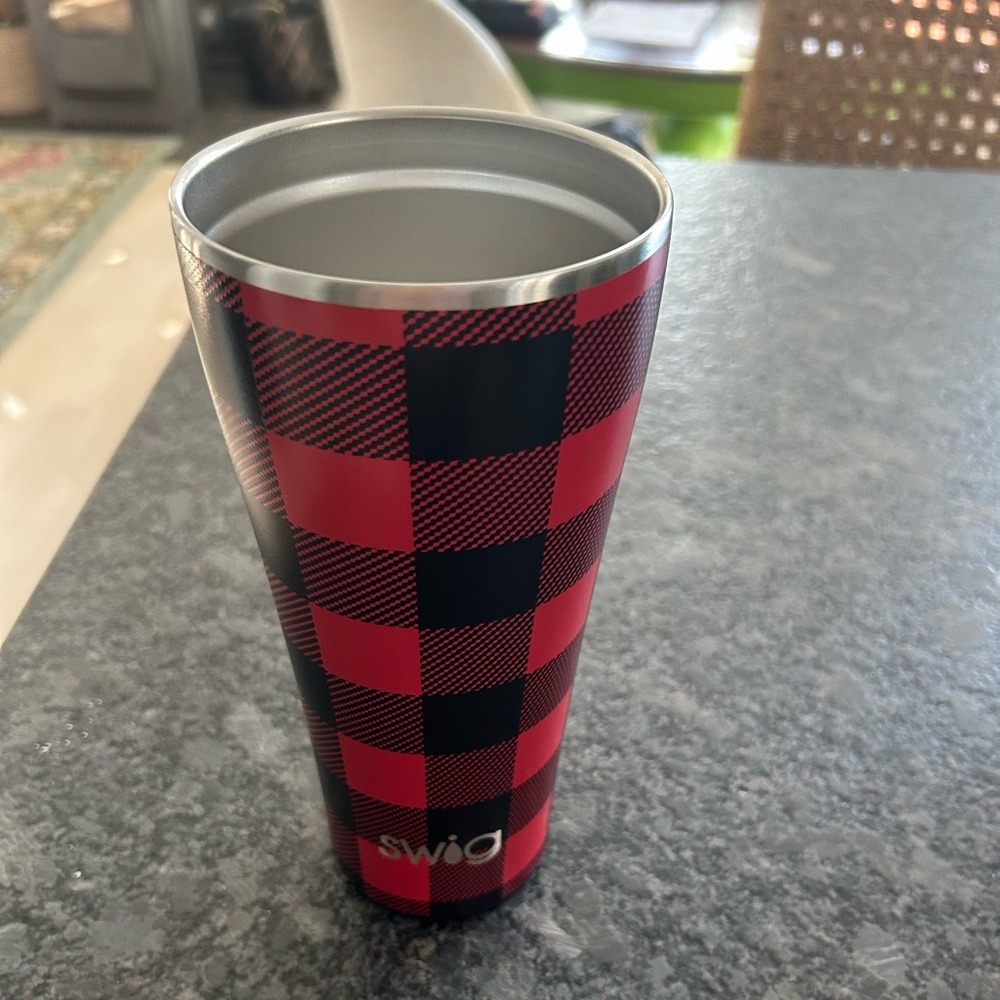 Buffalo Plaid 32 ounce Swiglife Cup with 3 matching straws and lid